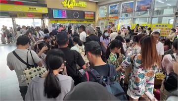 雙十連假首日萬人湧入小琉球！花瓶岩現人潮 船班緊...
