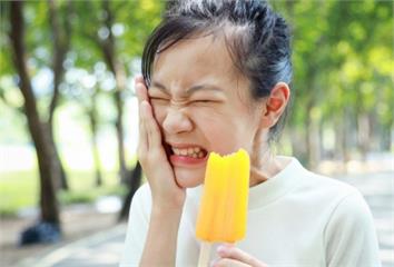 吃冰牙齒就痠軟！ 醫示警「5大原因」讓牙齒超敏感...