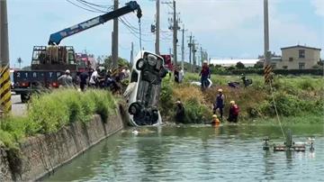 嘉義離奇事故...女子送便當駕車衝入魚塭 送醫搶...