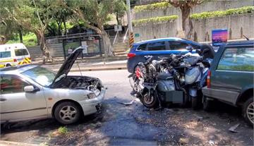 士林轎車疑煞車失靈撞1機車！失控再掃11路邊汽機...