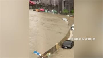 高雄岡山「典寶溪暴漲」溢流路面　車輛遭滅頂