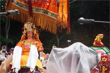 鑾轎已抵白沙屯郵局前！媽祖停駕觀戲中　下午3點起...