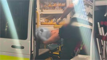 血手狂拍超商玻璃門　男子渾身刀傷跳車喊救命