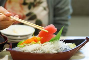 生魚片有寄生蟲風險嗎？教你「1招」辨別新鮮度最準...