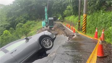 嚇！台南六甲山區路面崩塌 轎車險滑落山谷