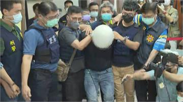 殺警案凶嫌押抵台南第三分局 頭戴安全帽低頭不語