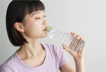 起床先喝水幫助排便？營養師揭真相  1喝法不會更有效