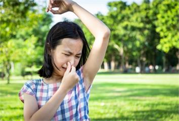 狂噴止汗劑掩蓋狐臭？  醫示警「這樣用」不只沒效...
