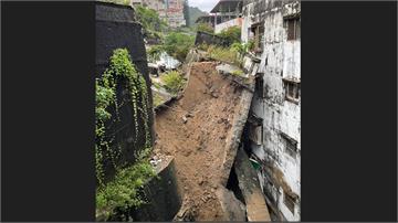三年前同地也發生！新店錦秀路擋土牆崩落 已撤離2...