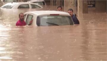 水淹及胸、汽車泡水 印度北部豪雨狂炸至少16死