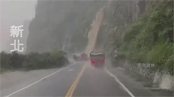 泥水沖上路面 台2線濱海公路旁見「黃色瀑布」