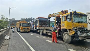 台64線八里段3車連環撞 1駕駛自行脫困送醫