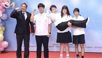 不只蔣萬安！盧秀燕也被女學生「公主抱」 最萌合影...