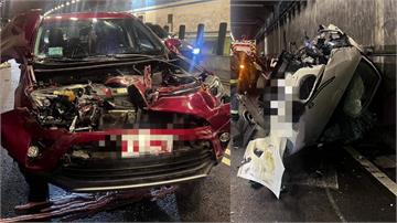 辛亥地下道追撞側翻卡牆 駕駛踹擋風玻璃逃生