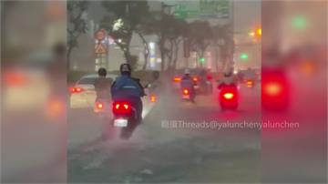 桃園龜山雨狂下「馬路淹成小河」 機車騎士冒險上路