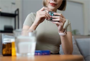 服膠囊千萬別打開或咬破！  專家示警「恐怖後果」...