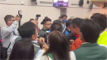 不滿邱莉莉涉賄選仍現身開會 台南市議會開議爆衝突