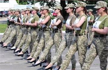 烏克蘭女兵高跟鞋踢正步閱兵 議員強烈反對