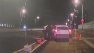 拒檢衝撞2警！通緝犯「遭開12槍」制止　當場中彈...