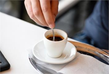 咖啡喝太多恐加速鈣質流失！專家教你算「一日咖啡因...