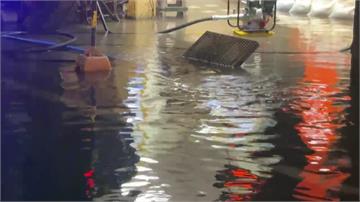 基隆逢大潮「海水倒灌」！ 愛四路積水直逼小腿肚