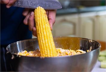 玉米粒怎麼剝最快？專家授「1妙招」 不用刀就能整...