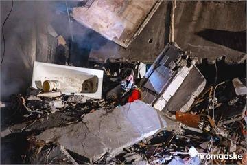 俄羅斯炸烏克蘭東部公寓釀25死 獲救女癱坐瓦礫堆...
