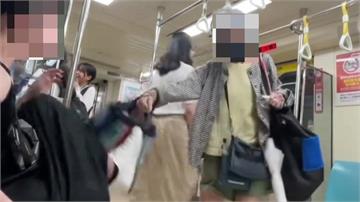 北捷爆全武行！婦「揮包攻擊」逼讓座反遭年輕人踹飛...