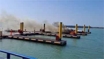 嘉義布袋港遊艇燒毀下沉 海巡布攔油索防汙染