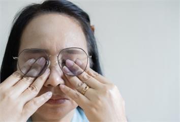 眼睛乾到痛？醫警告：別再狂點眼藥水、緊閉門窗 先...