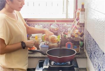 「6大煮飯習慣」恐害你中毒又傷肺！ 專家嚴厲警告