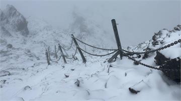 玉山主峰清晨下雪了！積雪達10公分成銀白世界