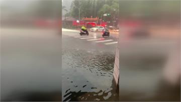 雨用倒的！台中晚間雷雨開炸「馬路變河道」民眾狂撈水 盧秀燕急視察