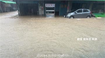 台北內湖暴雨水淹半顆輪胎高 「道路變黃河」多車慘...