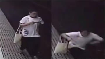 別再滑了！男子低頭玩手機摔落板橋車站軌道 恐吞5...