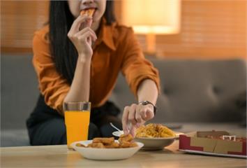 不只肥肉！醫點名「這些食物」高血脂族少吃 帶殼海...