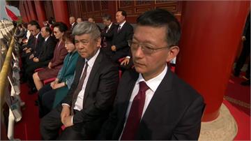 洪秀柱出席中共93大閱兵畫面曝！身穿綠衣觀禮 招...