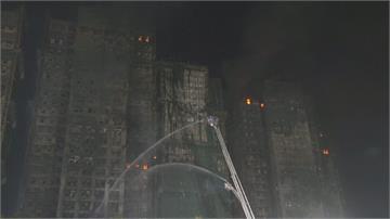 宏福苑大火釀65死！樓梯間救出1生還者 消防持續...