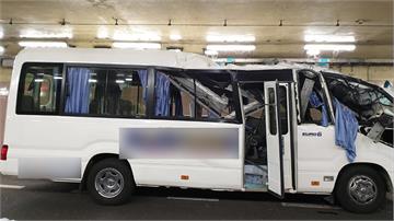 小巴士車頂撞基隆路地下道！　車體嚴重變形、3人送...