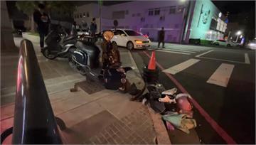 女駕駛疑闖紅燈衝撞2機車！1騎士倒地失去意識 送...