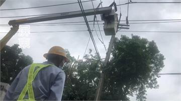 掃到颱風尾！強風吹垮路樹 屏東5105戶斷電