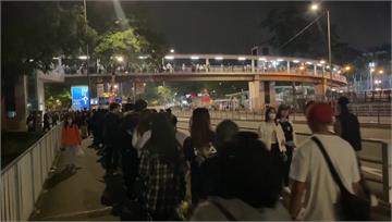 宏福苑大火 港市民獻花悼念「排隊人龍2公里」