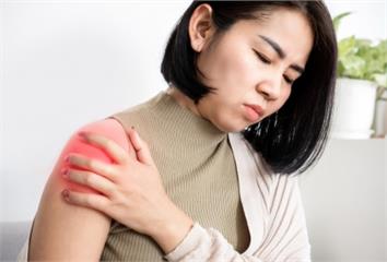 肩膀痛別忍！醫揭「4徵兆」恐是旋轉肌袖破裂 打羽...