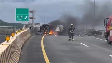 國5北向54公里自撞火燒車 女駕駛受困身亡