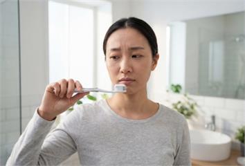 牙刷直立放錯了？「1習慣」恐讓細菌暴增  家人牙...