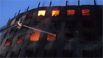 孟加拉工廠大火至少52死 工人被迫跳樓逃生
