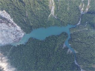 距壩頂僅剩26公分！ 萬里溪堰塞湖估下午5點溢流