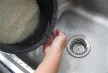 洗米水洗菜恐更毒！ 專家忠告「用1物」就夠乾淨 