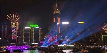 圖／香港迎接2023！ 璀璨煙火閃耀維多利亞港