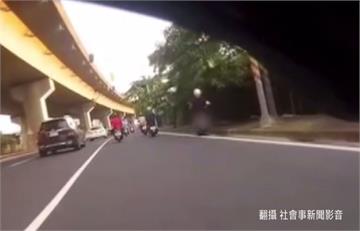 擦撞護欄側摔騎士噴飛 後車目擊驚嚇